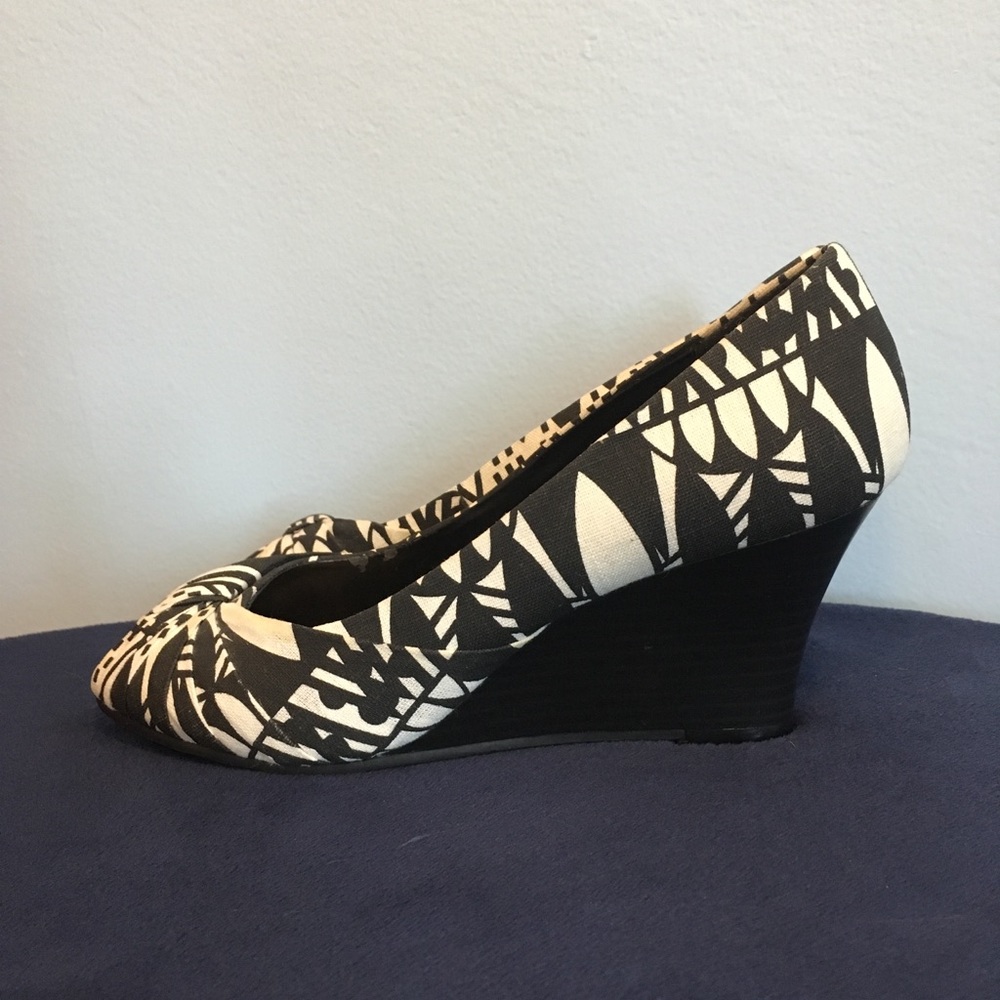 Westies Black/White Aztec Peep Toe Wedges Size 6.5